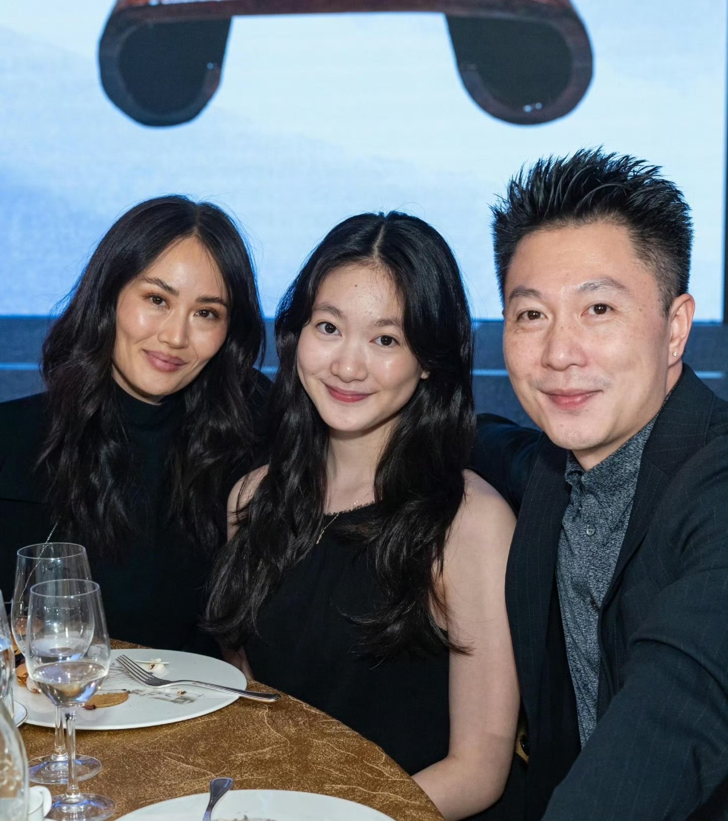 李小鹏女儿奥莉14岁就有这个身材，真是多亏了有妈妈的基因。

但遗憾的是，奥莉没有继承父母的体操天赋，而是选择了花滑。

看过了奥莉的花滑视频，说实话，练得也一般，动作卡顿，不舒展，虽然动作都做了，但是又不到位，可能爱滑但是没啥天赋。

不过对体二代来说，学体育项目，并不是为了走运动员的路（太辛苦了