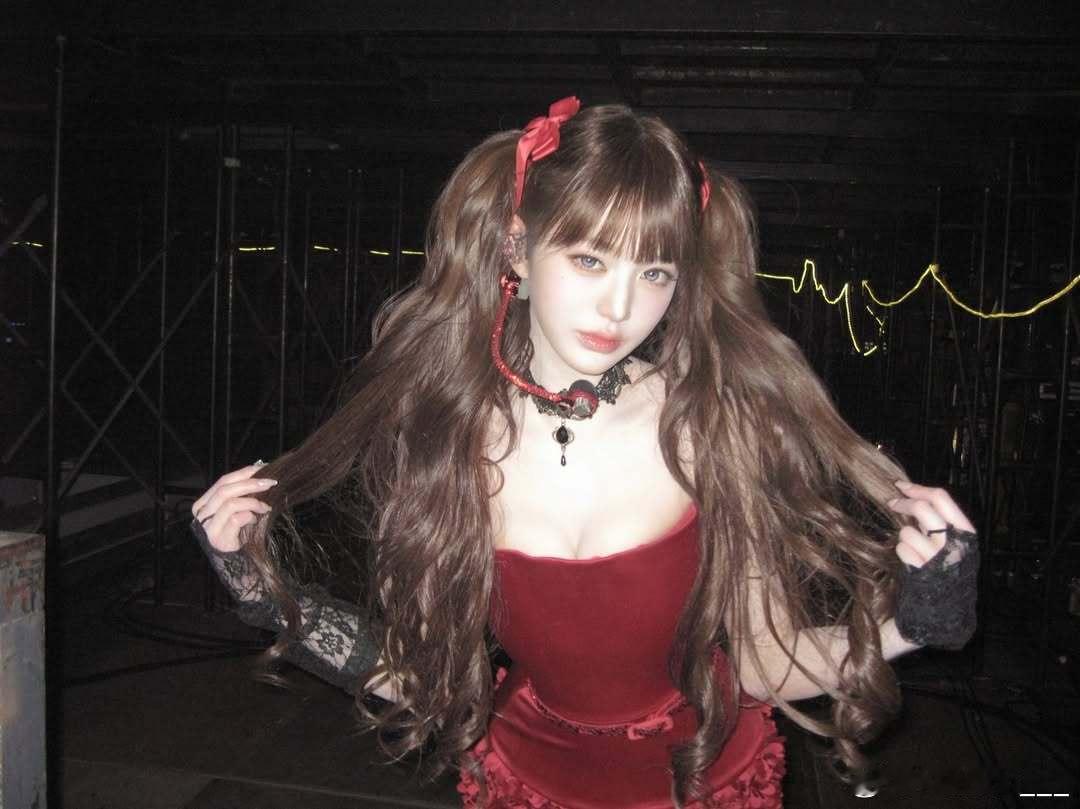 #张元英超绝不经意露出iPhone18Pro#女神和红色就是很配啊 ​
