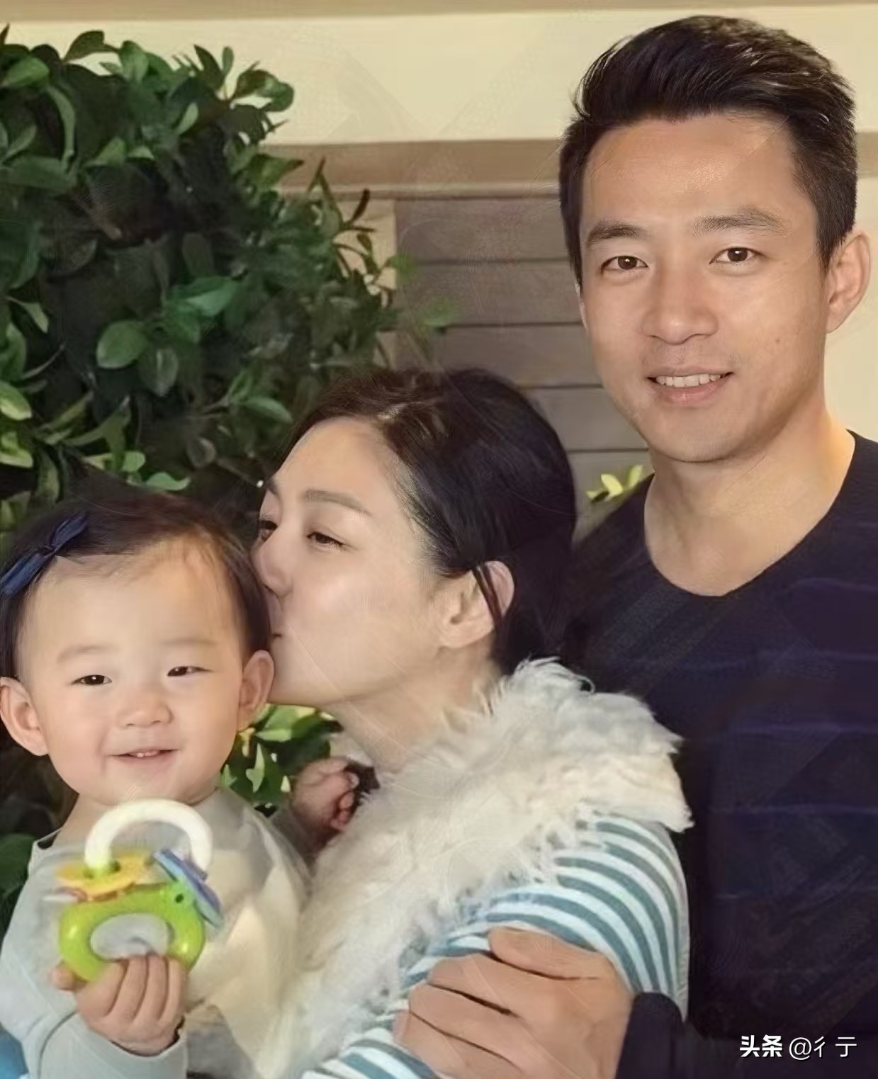 两张全家福，两段完全不一样的人生

翻到汪小菲两张全家福，对比看还挺感慨的。跟前妻大S的这张旧照，汪小菲站在边上，笑得很自然。大S侧脸凑过去，低头亲怀里的孩子，整个心思全都放在宝宝身上。感觉就是很普通的家庭留影，妈妈满眼都是小孩，夫妻之间没有太多亲密的互动。

再看和马筱梅这张，整个人状态完全不一样
