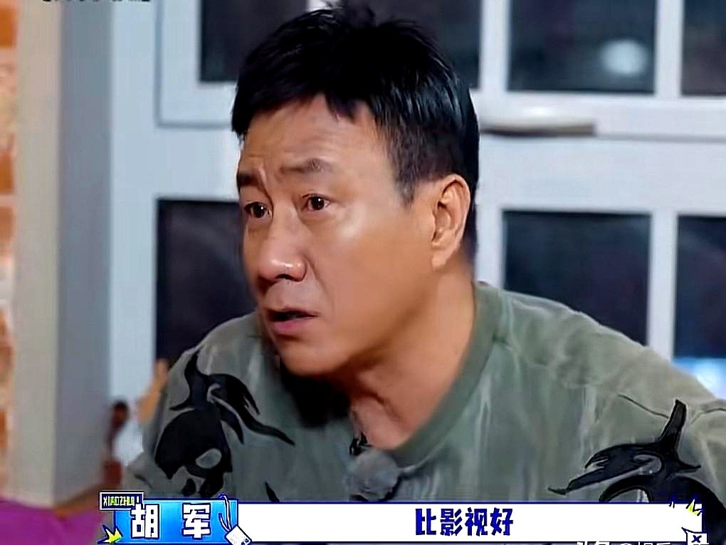今年演唱会看着红火，其实直接比去年砍了一半。

万妮达最近直接交了底，不仅盘子缩水，很多演出还突然取消。结果胡军跟李乃文聊起来才发现更离谱的现实：影视行业更难，大家看演出稍微好点，全挤过来捞钱。

胡军那句话真说到点子上了，现在只要有点名气、会唱两句的，扭头就敢去办演唱会。音乐节、个人巡演扎堆硬上，