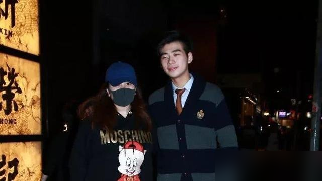 赌王家二三四房全到齐了，唯独女婿窦骁又没影。
何超莲35岁生日，排场不小，家族罕见同框。唯独少了结婚不到三年的丈夫。评论区都在问：人呢？
说白了，这女婿当得挺拧巴。婚礼掏了几千万，传的是连家族核心生意的门都没摸着。婚前协议、房产归属，一桩桩都被放在放大镜下看。现在干脆一头扎回剧组，不掺和了。