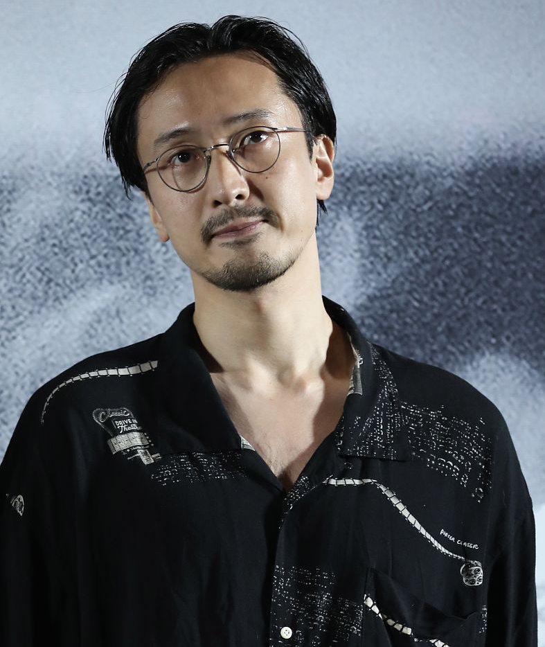 我敢说王传君，
决对是被严重低估的演员，
不是因为他流量高、热度大，
而是他真的沉下心，把演员这条路彻底走通透了。

以前提起王传君，所有人只认得关谷神奇。
靠着《爱情公寓》爆火全网，家喻户晓，轻轻松松就能混综艺、吃流量红利。

可他偏不躺平、不啃老本。
宁愿扔掉所有人熟悉的光环，放弃唾手可得的名利