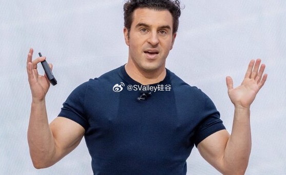 Airbnb CEO：坚持“创始人模式”才能赢！

Airbnb首席执行官Brian Chesky表示，公司目前约60%的新代码由AI生成，这让产品开发速度大幅提升，从概念到上线的时间最多缩短60%。他强调，AI时代的赢家将是那些拥抱转型、保持“创始人模式”而非“管理者模式”的公司。

Chesky认为，自己从未离开创始人模式 ​