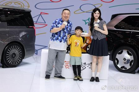 #成都车展#热闹开怼！车圈新鲜瓜，看点与槽点齐飞🚗

 1. 车展高管集体泼冷水：拒绝 “速成车”，别拿用户当免费测试员

成都车展论坛现场，多位车企高管集体输出清醒金句。现在卷进度卷得飞起，不少新车火速上线，但耐久老化、极限工况验证偷不了懒，AI 仿真再厉害，也替代不了实车跑几十万公里的实 ​