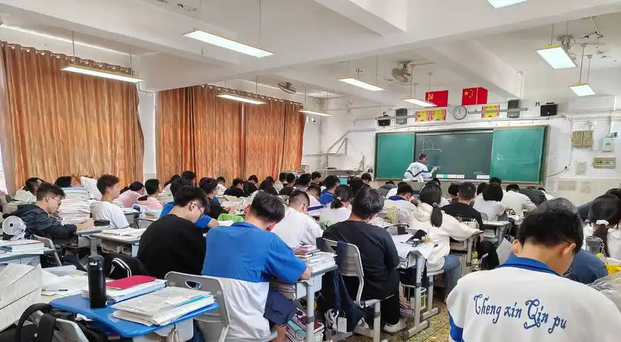 现在，潍坊的高考质量到底是高还是低？这是多个朋友曾问过得一个问题，言外之意当然是在全省比较。从前天开始，新一轮高考报名又开始了。像以前一样，又有几个朋友打电话咨询，其中有一位又问“潍坊的高中教学到底怎么样”。
       因为国家要求各地淡化“争”、“比”色彩，所以每年省教育厅、全省16个地市会公