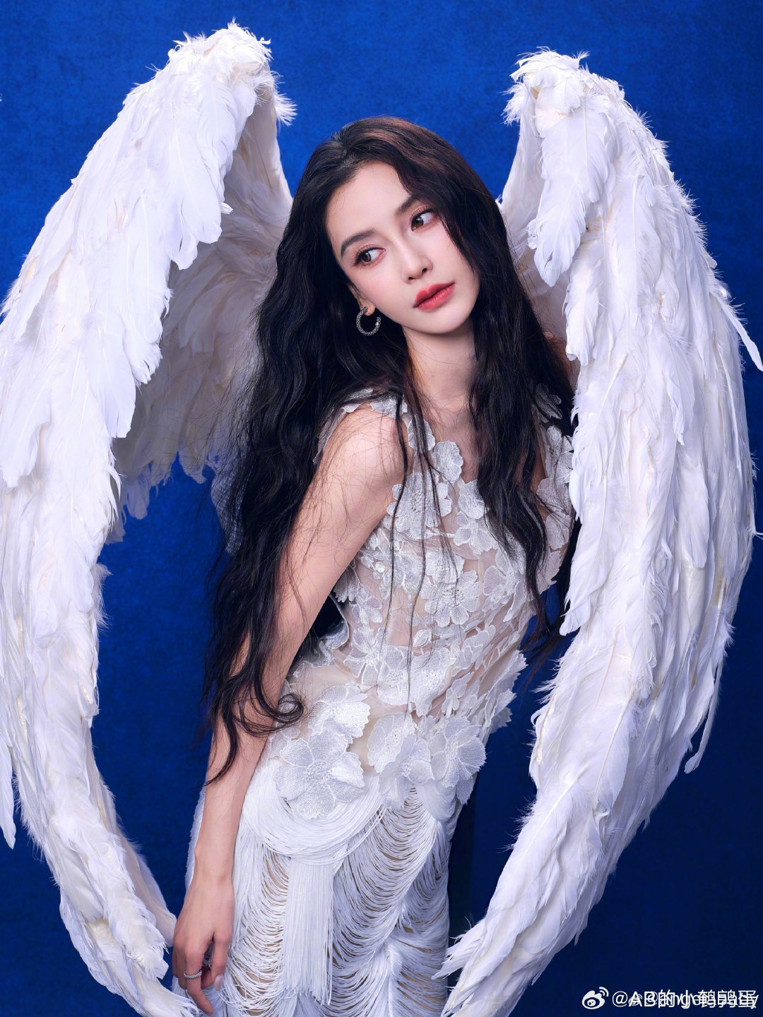#angelababy[超话]# [爱慕]#angelababy君非凡# 

愿那个眼里含着星辰大海的女孩 一直走在开满鲜花的路上

​