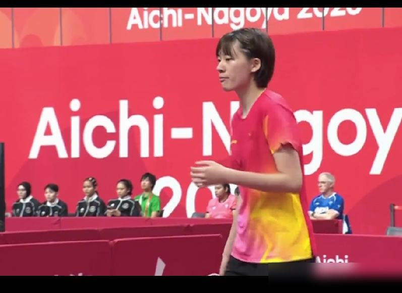 41分钟，9局全胜，还打出两个11比1。
9月20日亚运会女乒首秀，孙颖莎王曼昱直接轮休。陈熠、蒯曼、范姝涵三个小将上去，把尼泊尔队按在地上打。
陈熠第一局11比1，范姝涵更狠，两局都是11比1。对手连还手的机会都没有。
三盘九局，一局没丢。主力全歇，照样横扫。
很多人说这是虐菜没意思。但你