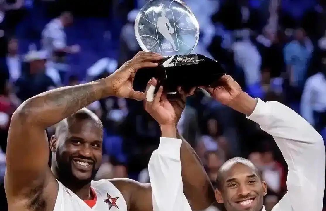 这不是瞎猜。2026年10月公布的NBA总经理调查里，文班亚马拿到77%的MVP选票，29张票占了23张。同一份调查里，97%的人把最佳防守球员票投给他，50%的人认为马刺能拿2027年冠军。
但总经理投票不是最终奖杯。上赛季马刺62胜20负，打进总决赛，1比4输给尼克斯。文班亚马场均25分、11.