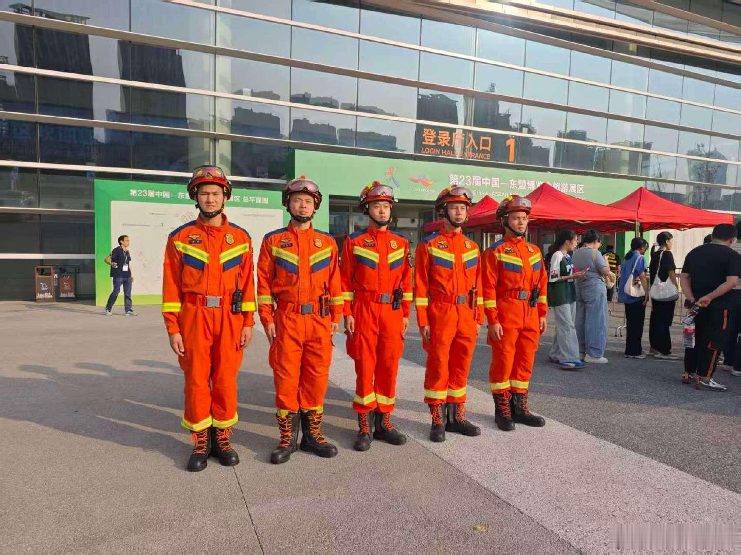 9月21日，#第23届中国—东盟博览会旅游展区# 在桂林国际会展中心正式落下帷幕，为保障展会安全有序开展，全体执勤人员凝心聚力、枕戈待旦，以严标准、实举措筑牢展会消防安全防线，圆满完成本次消防安保任务。#桂林消防# ​