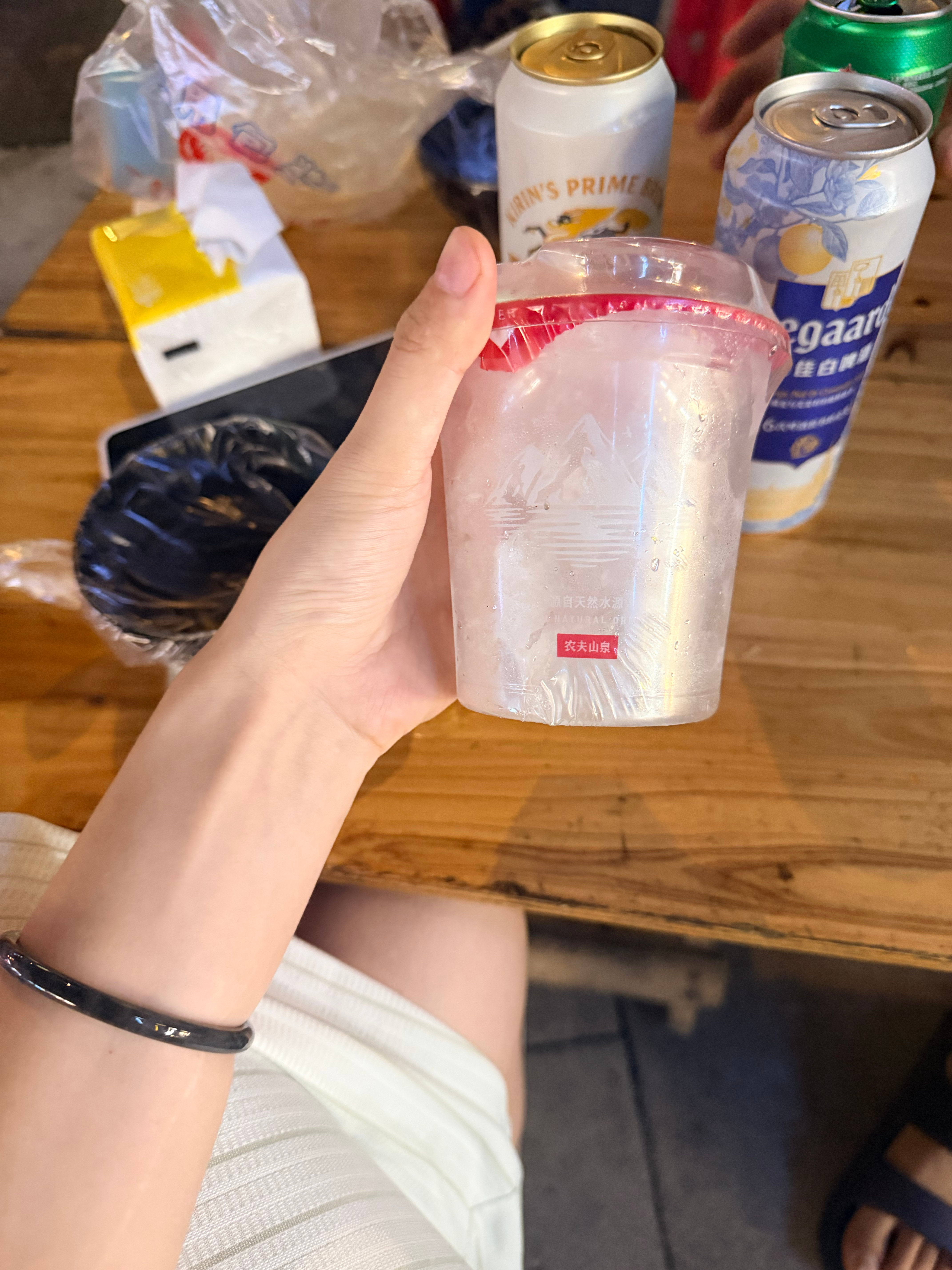 出门吃冒菜，丑爹买了一杯冰：“好家伙，奶奶知道得骂你。”他：“昨晚熬了个大夜，今天喝点儿好的。”我：？金牛座的好的=冰块[笑cry][笑cry]昨晚熬了个通宵，居然觉得还好。 ​​​