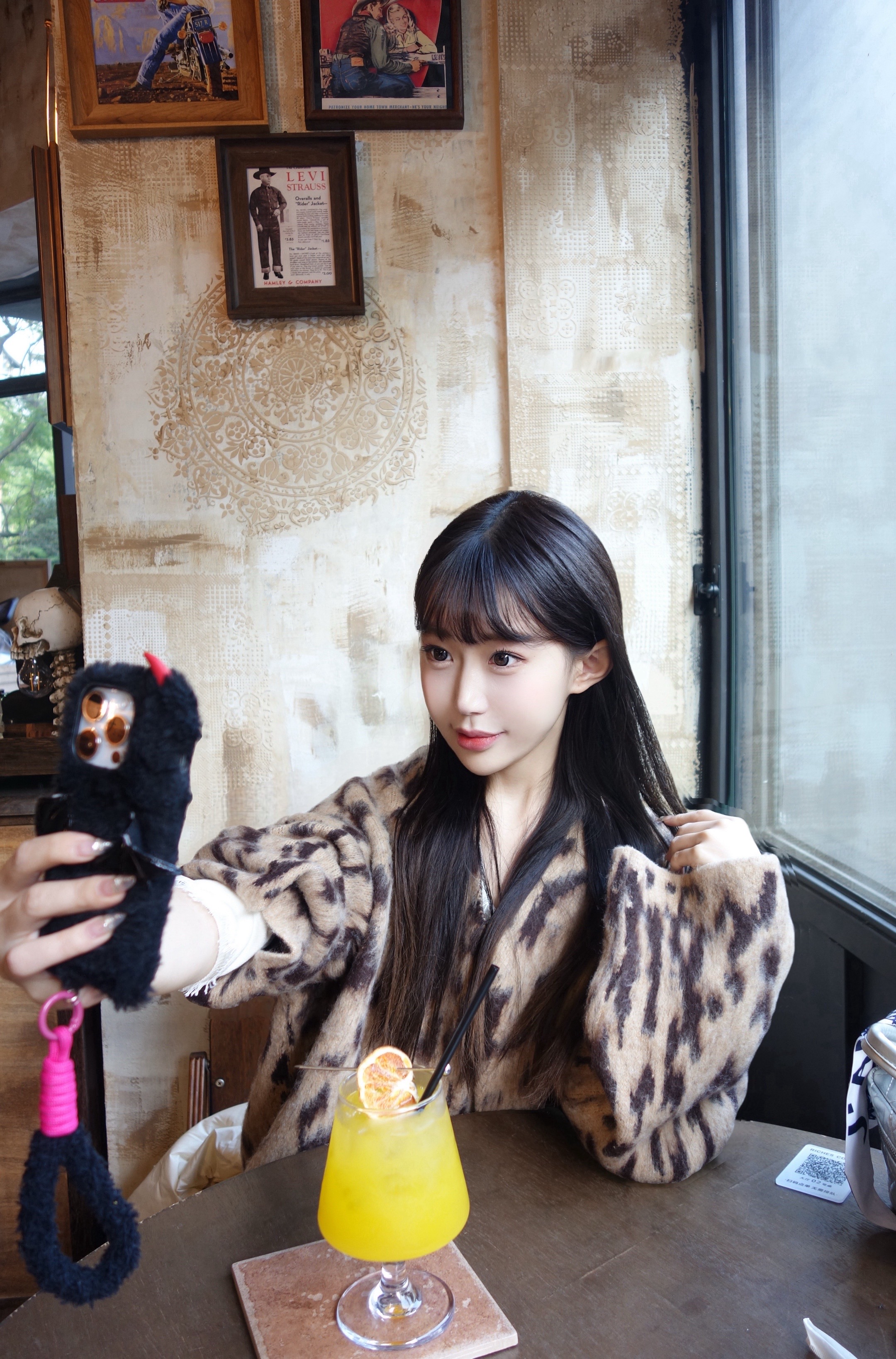 <p>笨蛋美女 <!--{img:0}--><!--{img:1}--...