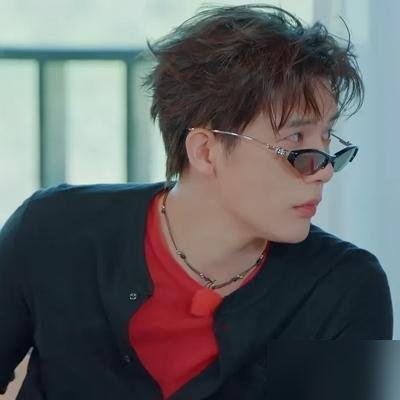 范丞丞当着镜头问王安宇，见面会票卖了多少，王安宇说8000张。
气氛瞬间微妙了，旁边人都没接话。
沈腾突然插一嘴：你这裤子是皮的吧，我也有条，穿上腿都不打弯。
全场爆笑，事儿就翻篇了。
你看，这仨人录《现在就出发》，范丞丞电影实绩99亿，王安宇综艺正热，沈腾嘴上说工作半年歇半年，结果活儿一个