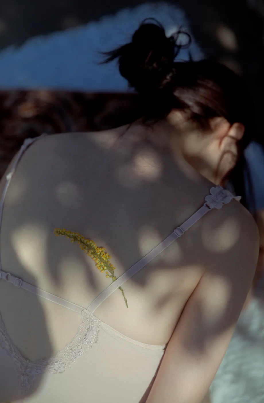 美女写真 阳光洒进来的午后，静享花香的美好时光。