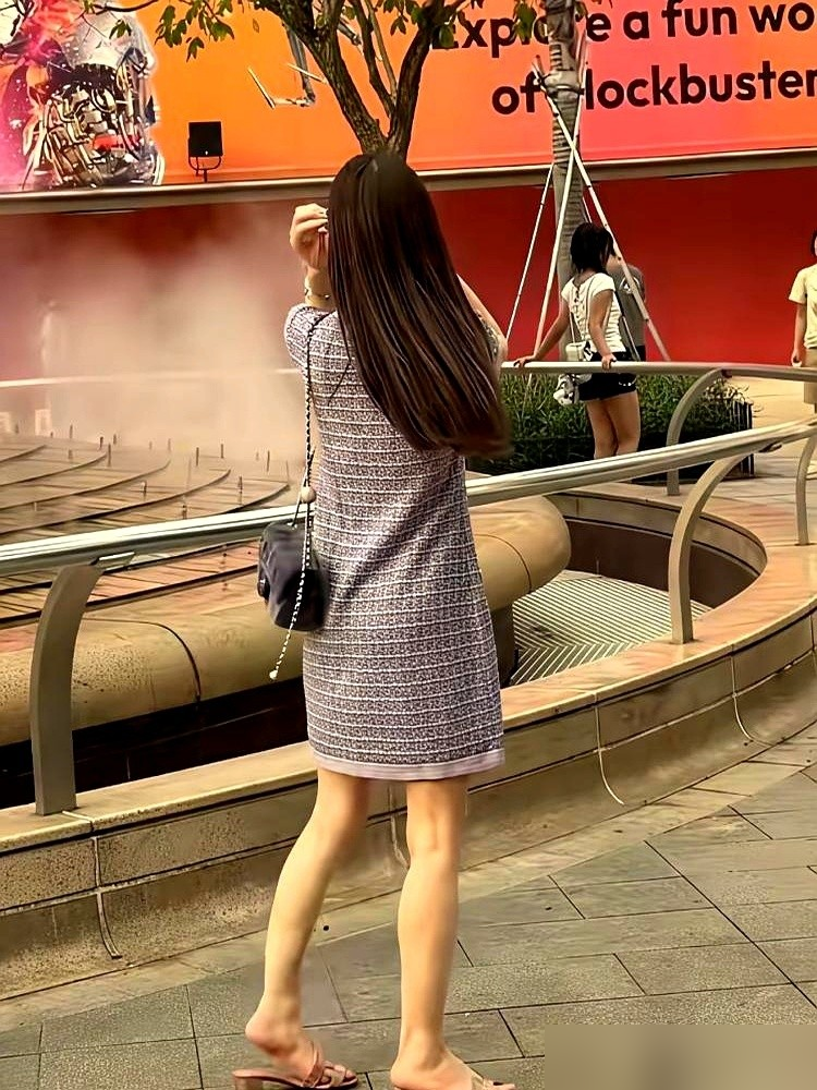 方媛穿着爱马仕逛迪士尼，脚后跟磨出血了，愣是一步没瘸。那双鞋五位数，硬得像刑具，她全程微笑拍照，回酒店才脱下来，脚上贴了四张创可贴。网友扒出同款，评论区吵翻了：有人说她活受罪，有人说这叫职业素养。再看她平日出街，香奈儿套裙配厚底鞋，被嘲网红风，上综艺穿皮草高跟鞋下地干活，郭富城出来护妻：她又不是专业