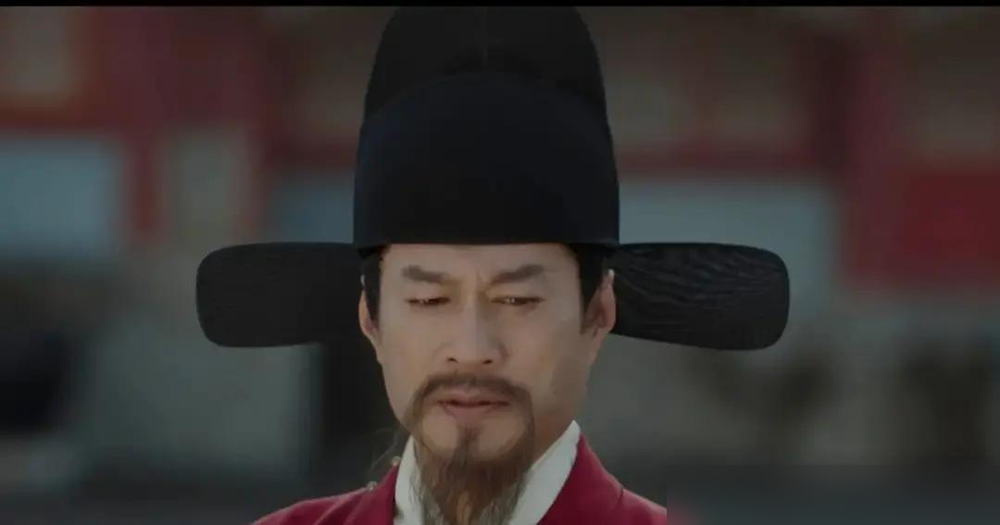 温峥嵘拍戏没卸妆，亲儿子来探班，她张嘴就是一句：为什么死的不是你！
片场瞬间安静了。旁边工作人员愣住，孩子也懵了，只有她还端着俞夫人的架子，眼神里全是戏。
这是《花开锦绣》里的俞夫人，古装恶主母天花板，拿亲儿子当权势工具，台词句句扎心。戏里儿子被亲妈咒死，戏外亲儿子被亲妈用来练手，这反差太魔幻了