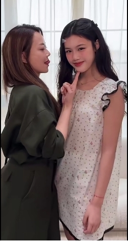 英皇公司金牌经纪人霍汶希的女儿终于长大了，长得如花似玉，气质清丽脱俗，甜美妩媚，单亲妈妈带大一个孩子真是太不容易了。霍汶希捧红了谢霆锋、容祖儿等多名艺人，不知道她会不会让自己的女儿进娱乐圈发展？有个这么厉害的妈妈当经纪人，女儿想不红都难呀。
