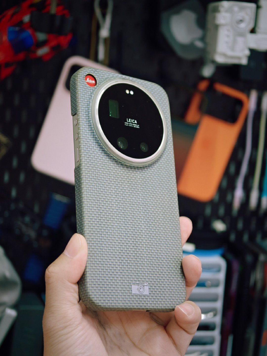 做小米手机壳确实足够极致了。

凯夫拉手机壳扬声器精孔我在iPhone上都没见过。

小米 17 Ultra 凯夫拉却有[666] ​