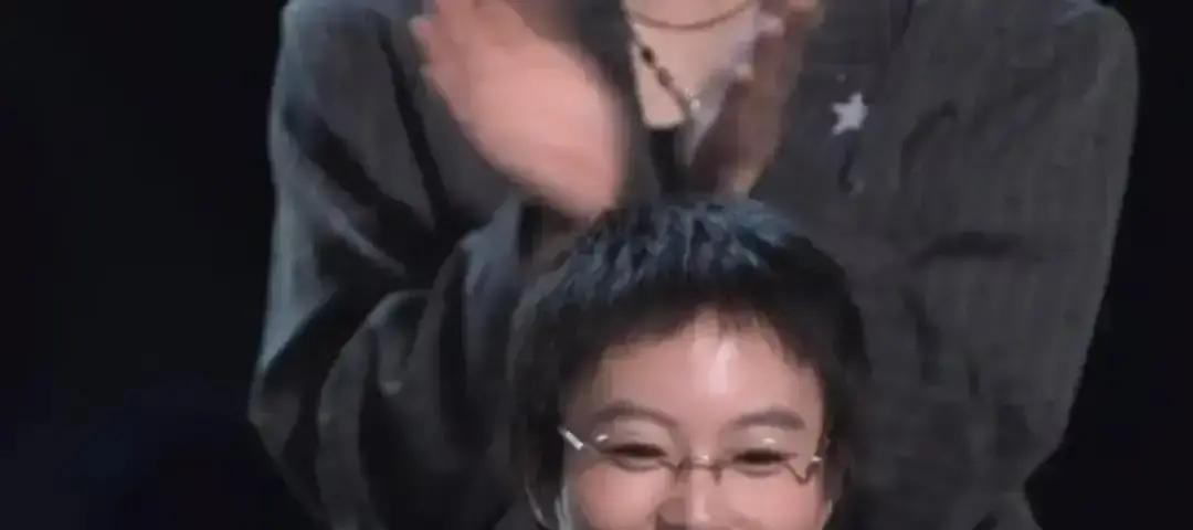 窦靖童手机屏幕裂了3年没换，卡里留着够买半套北京二环的钱，出门蹲路边啃3块钱的冰棍。

2016年她把头发剃成板寸，网友骂她“装叛逆，学王菲”。2021年她演电影《第十一回》，弹幕刷“资源咖，靠爹妈”。2023年有人拍到她挤地铁，评论区说“又卖人设，富二代装穷”。

全网蹲了13年，等着看她靠爹妈抢