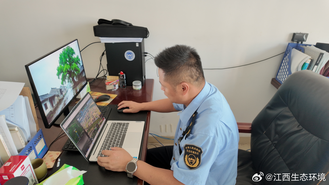 #江西生态环境# 【空地联动严巡查 科技赋能护蓝天】为持续打好蓝天保卫战，强化露天焚烧与扬尘污染监管，近日，上饶市横峰生态环境局启用无人机开展空中巡查，对辖区田间地块、施工工地开展立体排查，依托“人防+技防”“空地联动”模式补齐监管短板，持续提升环境监管效能。

巡查期间，工作人员操控 ​