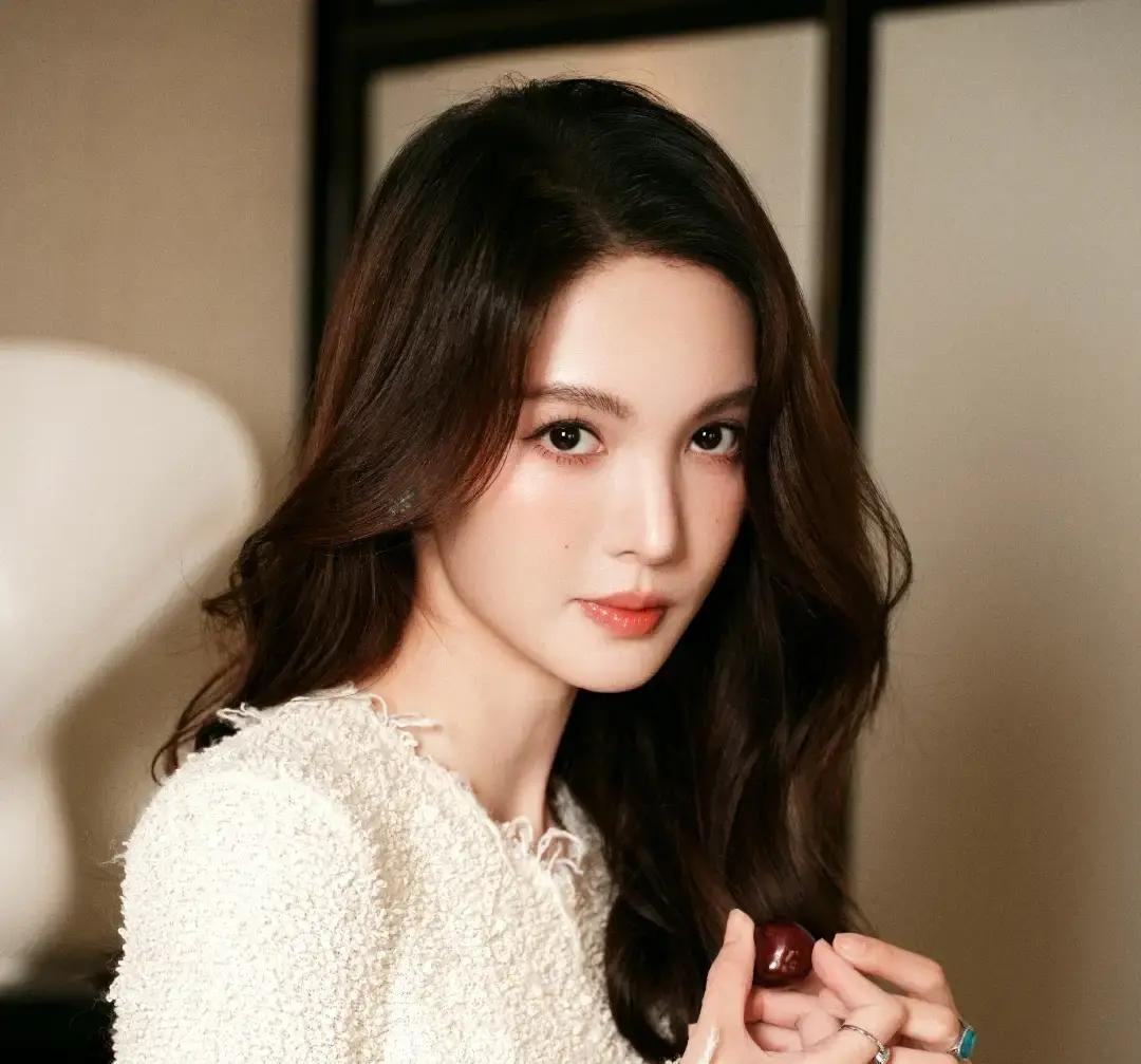 前阵子金晨在生日直播里对着镜头连着说了三个“着急”，急着把自己嫁出去

这场面要是放在几年前根本无法想象

要知道2020年她上《女儿们的恋爱》时，30岁的她还是一副云淡风轻的样子，把“顺其自然”挂在嘴边

那个曾经信奉了三十多年“女生就得独立要强”的女明星，怎么突然就恨嫁了

这事儿看着反差挺大，