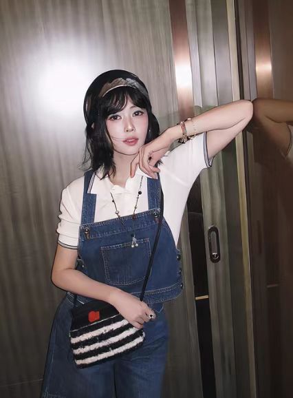 #何超莲看白鹿唱粤语歌的表情##白鹿清唱粤语歌# 看白鹿清唱粤语歌，注意力很难不往何超莲那边飘，她那个被镇住的表情挺生动，鼓掌来得也自然，白鹿这嗓子看来是唱到点上了。#奔跑吧# ​​​​