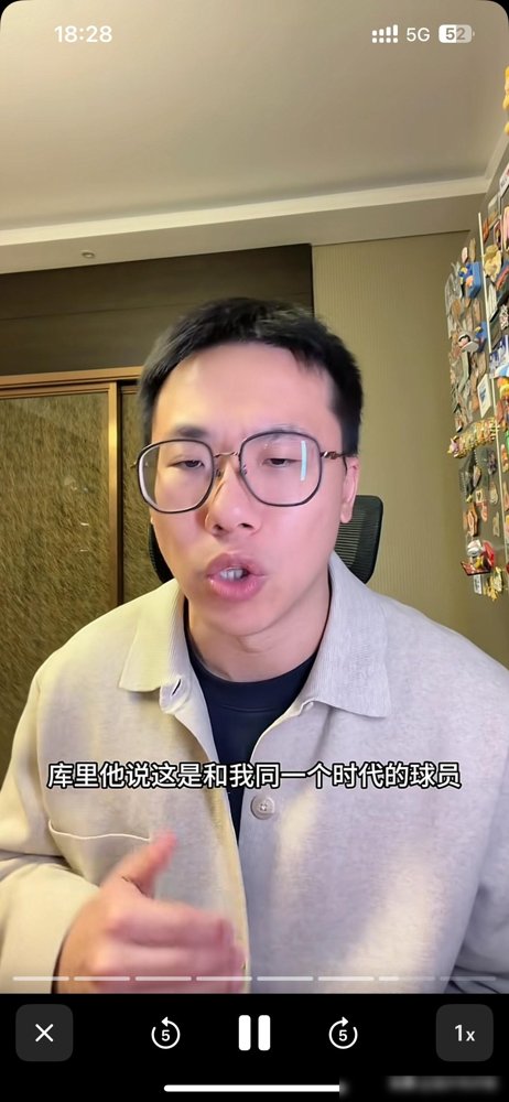 约基奇把詹姆斯踢出总统山了。就是明着踢，一点面子没给。
记者问他历史前四，他报菜名：乔丹、拉塞尔、张伯伦、库里。完了。没有詹姆斯。NBA评论区直接炸锅，解说员连夜分析他是不是故意的。
但你细品这名单，逻辑硬得吓人。乔丹是神，拉塞尔是戒指批发商，张伯伦是数据怪物，库里是改变篮球打法的那个人。约基奇