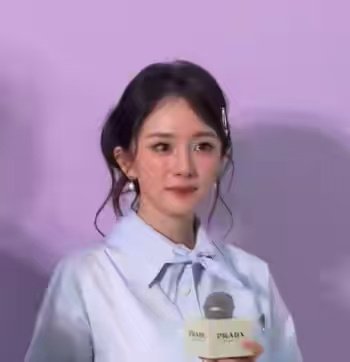 看了生图，再看路人镜头，医美脸和原生脸差距太大，精修图下的明星，各有特色，但是一旦脱离了滤镜美颜之后，很多明星原形毕露。要说什么样的照片才是最还原明星美貌的？那非生图和路人镜头莫属了。 ​