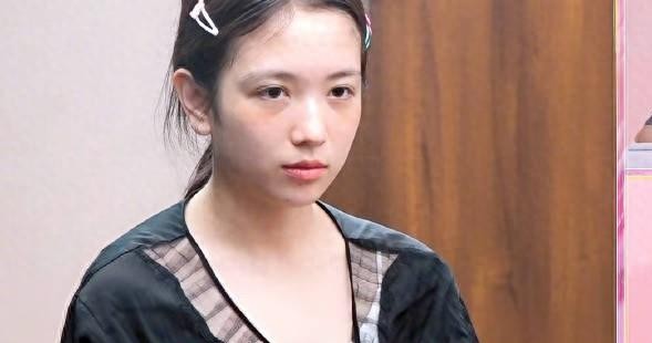 代露娃在综艺《我家那闺女2026》第七期里说了一件旧事。早年拍戏的时候剧组聚餐，她吃完饭，主动把自己和旁边另一位导演的碗筷收拾了，然后默默离席，赶回去改妆。她没有说那句“我吃好了，你们慢慢吃”。事后导演把她叫到监视器前面，当着不少工作人员的面，直接评价她“没有教养”-
代露娃当场愣住，没有辩解，只低