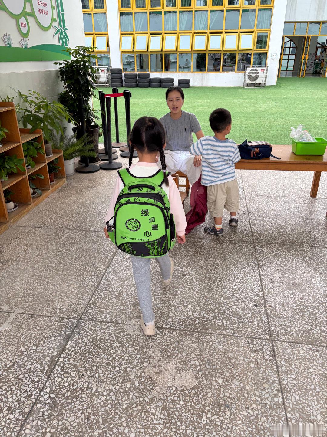 送娃了～～

好好开心的穿着新衣服上幼儿园了

妈妈不开心了，因为昨晚没睡好

#萌娃养成记##好好的成长[超话]##孙骁骁车上给女儿喂饭刷牙# ​