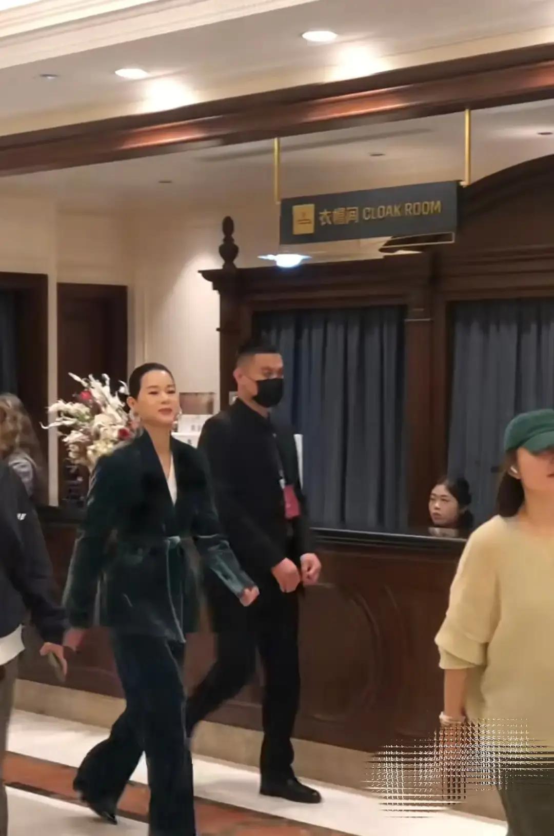 生完三个儿子的胡杏儿，这次在上海大秀的生图一出来，直接把不少网友看沉默了。
一身墨绿色的丝绒西服，绣着松树纹样，按理说该是气场全开的大女主路子。
可脚下那双细高跟一踩，步子迈得明显有些吃力，肩膀微微缩着，背也没完全挺起来。
台下近镜头扫过去，脸上的变化确实很直接。腮帮子看着宽了一圈，眼角的细纹