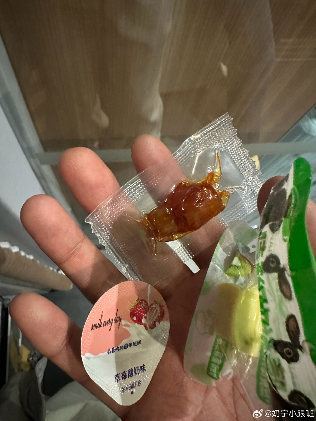 高铁给我一堆免费试吃， ​