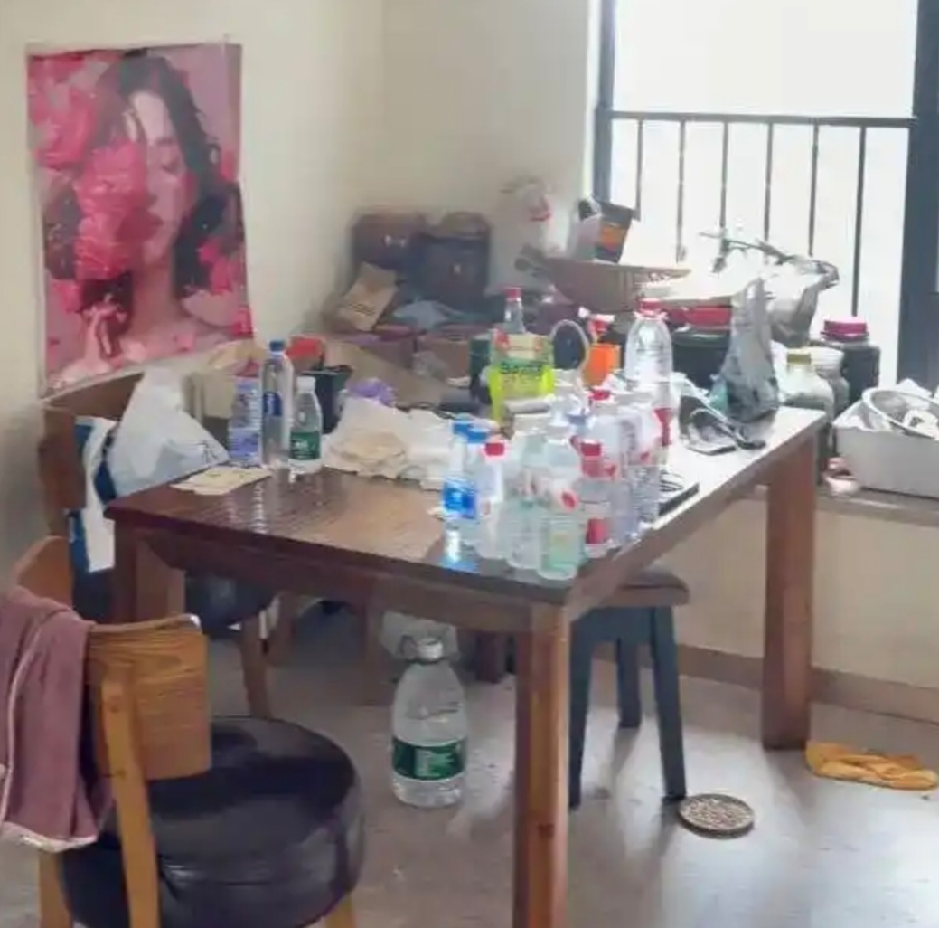 13岁男孩被父母独留停水停电出租屋，不上学，靠点外卖度日，谁来管？

近日，广东珠海一名13岁男孩被母亲独留在已停水停电的出租屋内，生活陷入困境。据悉，其母潘女士因拖欠房租被法院判令搬离，却带着其他孩子搬走，唯独留下大儿子。男孩父亲每月通过支付宝转账三四千元作为生活费，但拒绝其上学，称学费需四千余元