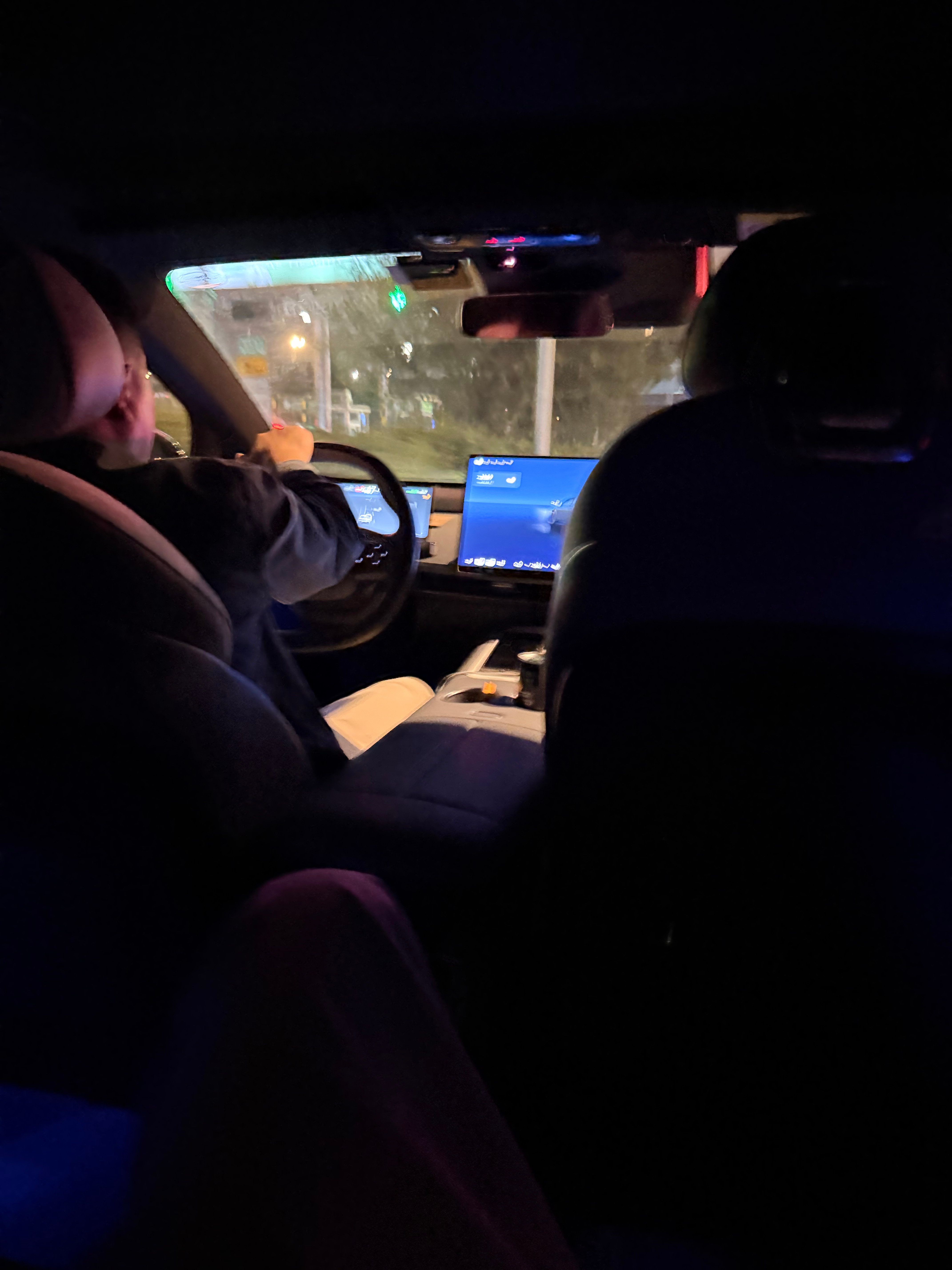 晚上下班打车打到一辆日产N7，后排确实舒服：1. 座椅的躺角非常大；2. 座椅非常软，宽大；3. 腿部空间也很大。再看整个内饰的质感，感觉也是国产新势力的水准，包括前面的中控屏和仪表屏都是非常窄的边框设计，颜值还是挺高的。日产N7应该算是近两年合资品牌里最成功的一款新能源车型吧，去年还月销破万过。