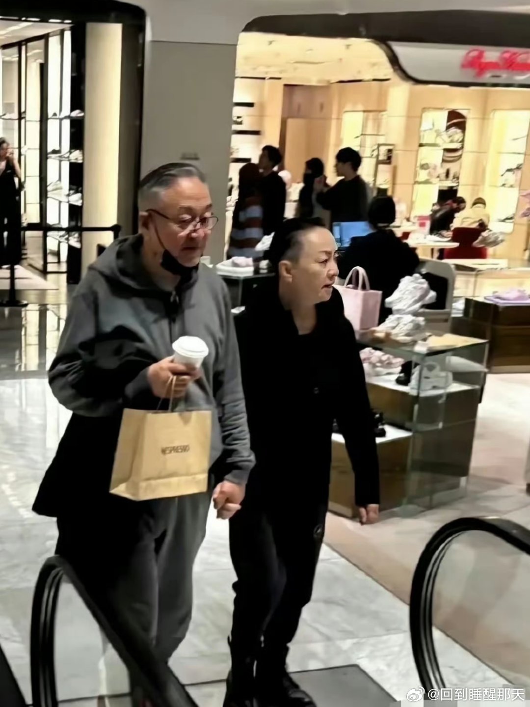 宋丹丹和老公赵玉吉被拍到了！
72岁大佬牵着66岁宋丹丹，拎着咖啡袋，穿得朴素随意，没半点排场。 ​