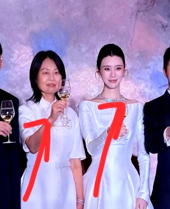 要不是看到澳门婚礼答谢宴上奚梦瑶跟她妈妈同框，还真以为她是老天爷赏饭吃的天然脸
 

不少网友还在纳闷，怎么她爸妈长相平平，女儿却长得这么精致？
 

其实翻出她以前的照片看就明白了，那会儿她也是高颧骨、太阳穴凹陷，脸型偏方，跟她妈妈简直是一个模子刻出来的
 

从过去的硬朗方脸，一路折腾成现在的精
