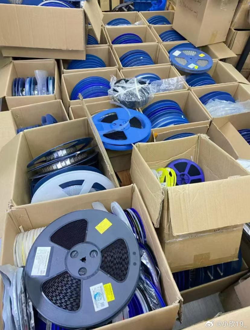 长期回收芯片,IC 工厂电子芯片回收，高价回收芯片，内存芯片回收 ，长期回收二三极管 光耦模块长期回收电子元器件 工厂呆料
芯片/德州/ADI/NXP/AT主打！   
只收芯片。价格高就是王道！  
实体公司高价回收电子元器件 ​