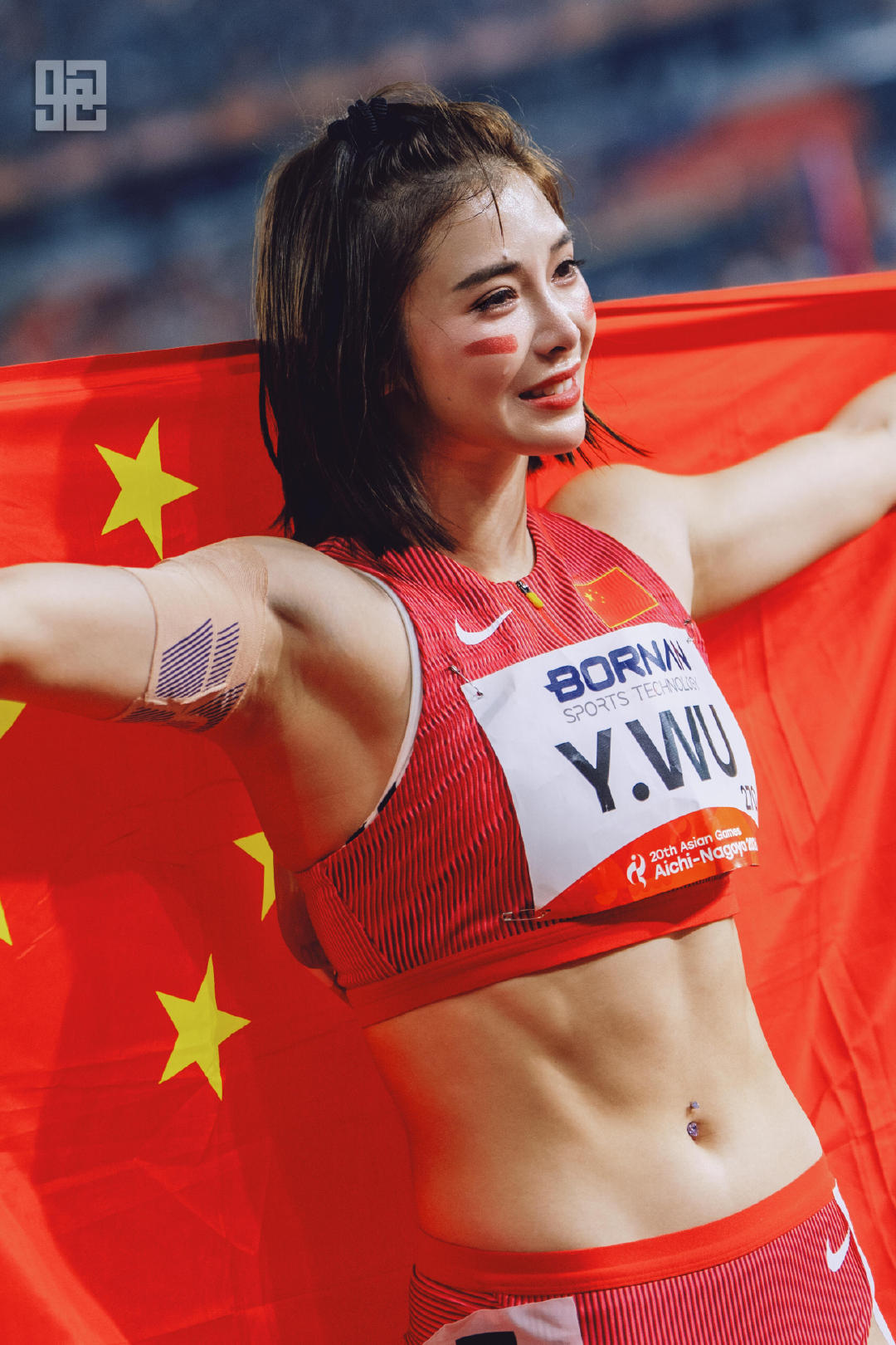 #吴艳妮身披国旗泪洒赛场# 姑娘是从网暴里走出来的，三年前亚运会抢跑成绩取消，不仅是个人遗憾更是网暴最烈的时候，三年后顶着巨大心理阴影，在起跑稍慢的情况下拿了铜牌，还能说啥，强[点赞] ​