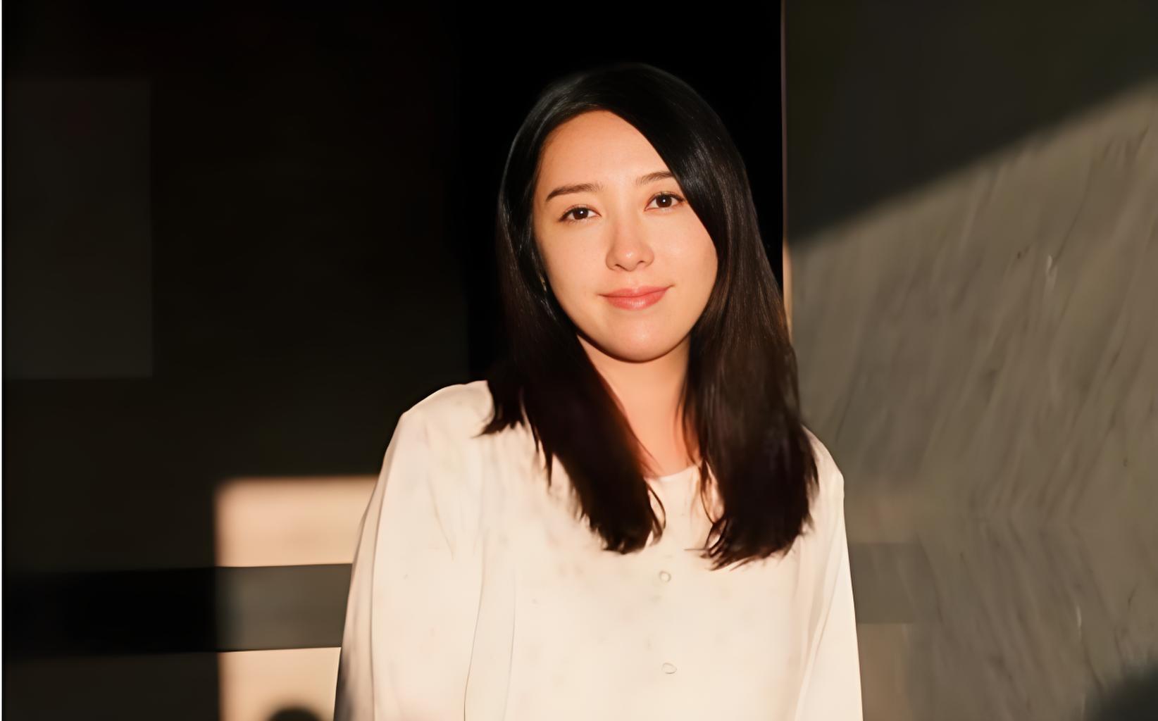 台湾女星泼油案反转再反转，但有些细节大家可能忽略了

全网都在骂蔡宜臻，说她“丢脸丢到国外”，但有几个细节没人聊。

第一，她泼的是“甘油”，不是腐蚀性液体。她自己解释是“撒圣油祈福”——虽然这个行为确实不妥，但主观恶意可能没大家想的那么重。

第二，很多人没注意到，日本检方选择的是“简易起诉”，不