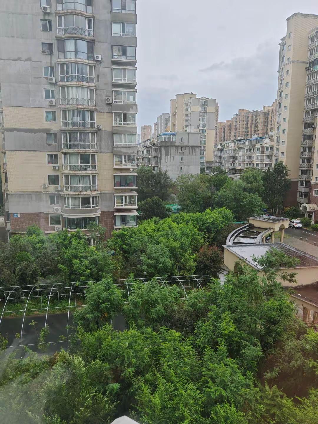 【现场直击：文班亚马超远三分 】这恐怖的射程！加时关键时刻马刺落后3分，文班刚过半场直接出手超远3分板平分！NBA季后赛马刺VS雷霆