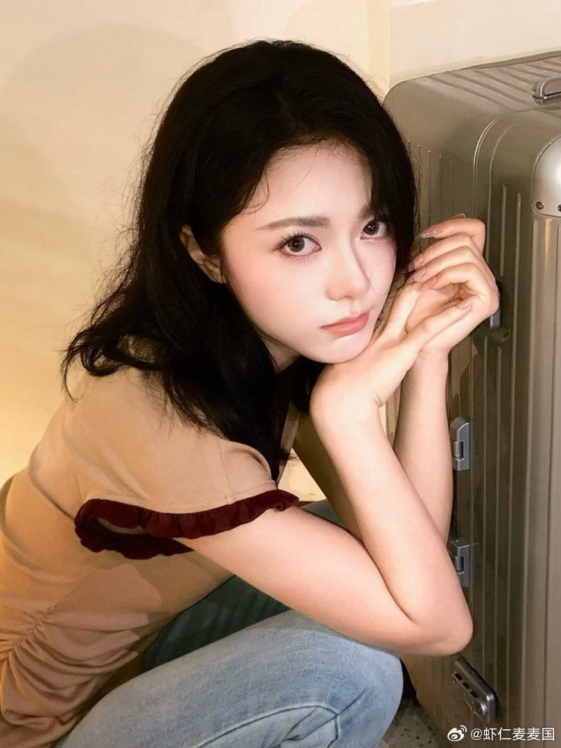 #赵今麦[超话]#  
小老麦好美💖
随便一拍都很有氛围感，颜值太能打啦 ​