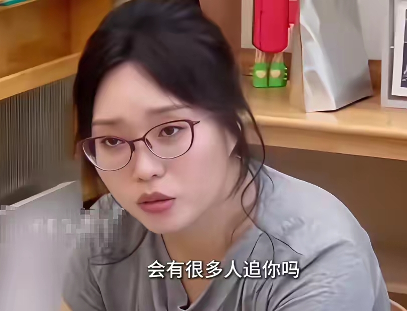 李雪琴问陈都灵：“会有很多人追你吗？”
陈都灵摇头：“没有。”
​李雪琴追问：“是不是你一出名，反而没人敢追了？”
陈都灵笑了笑：“我不好说，因为我以前也没感觉有很多人追我。”
​聊到成名后的校园生活，李雪琴问：“那时候在学校，会给你造成困扰吗？”
自己不管是以前还是成名后，都没有很多人追求，这番真