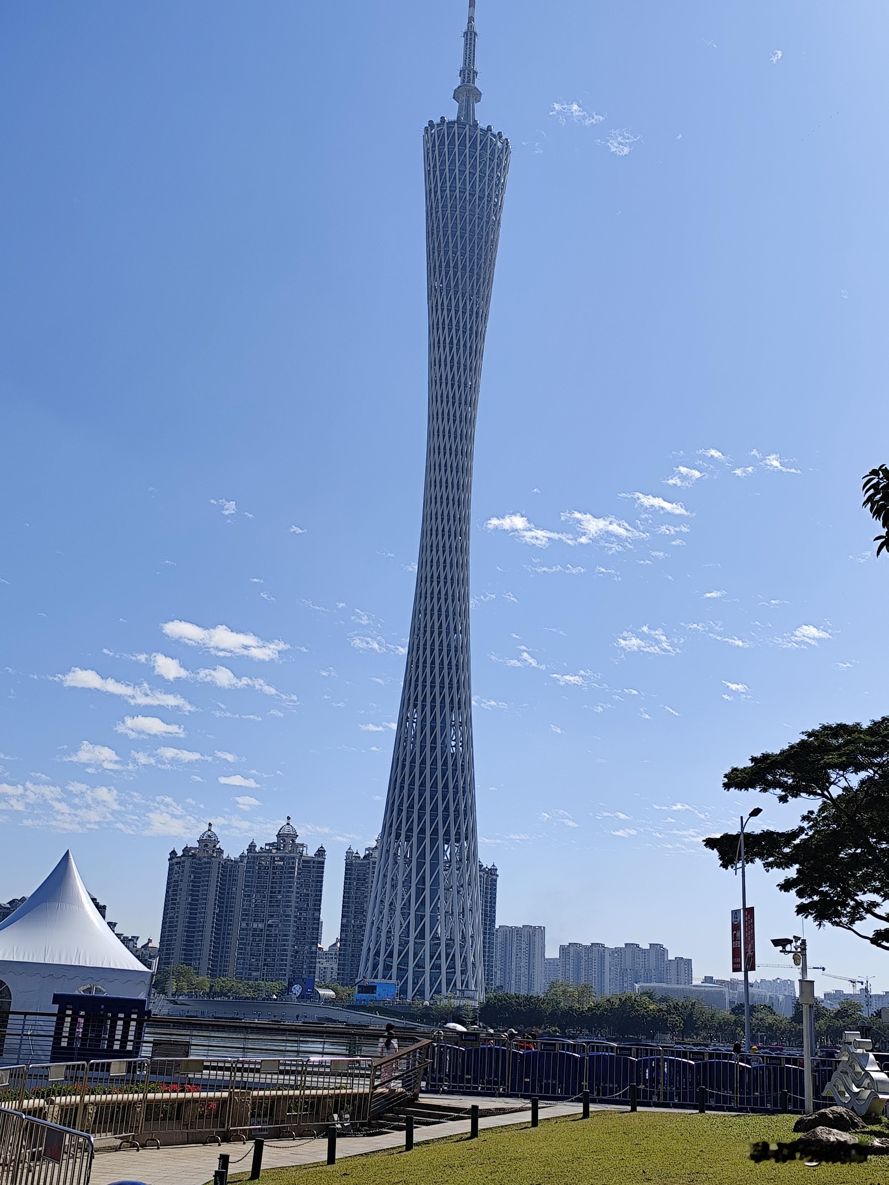 今天这天气简直绝了，蓝天白云就像一块巨大的棉花糖画布，艳阳高照好似给大...