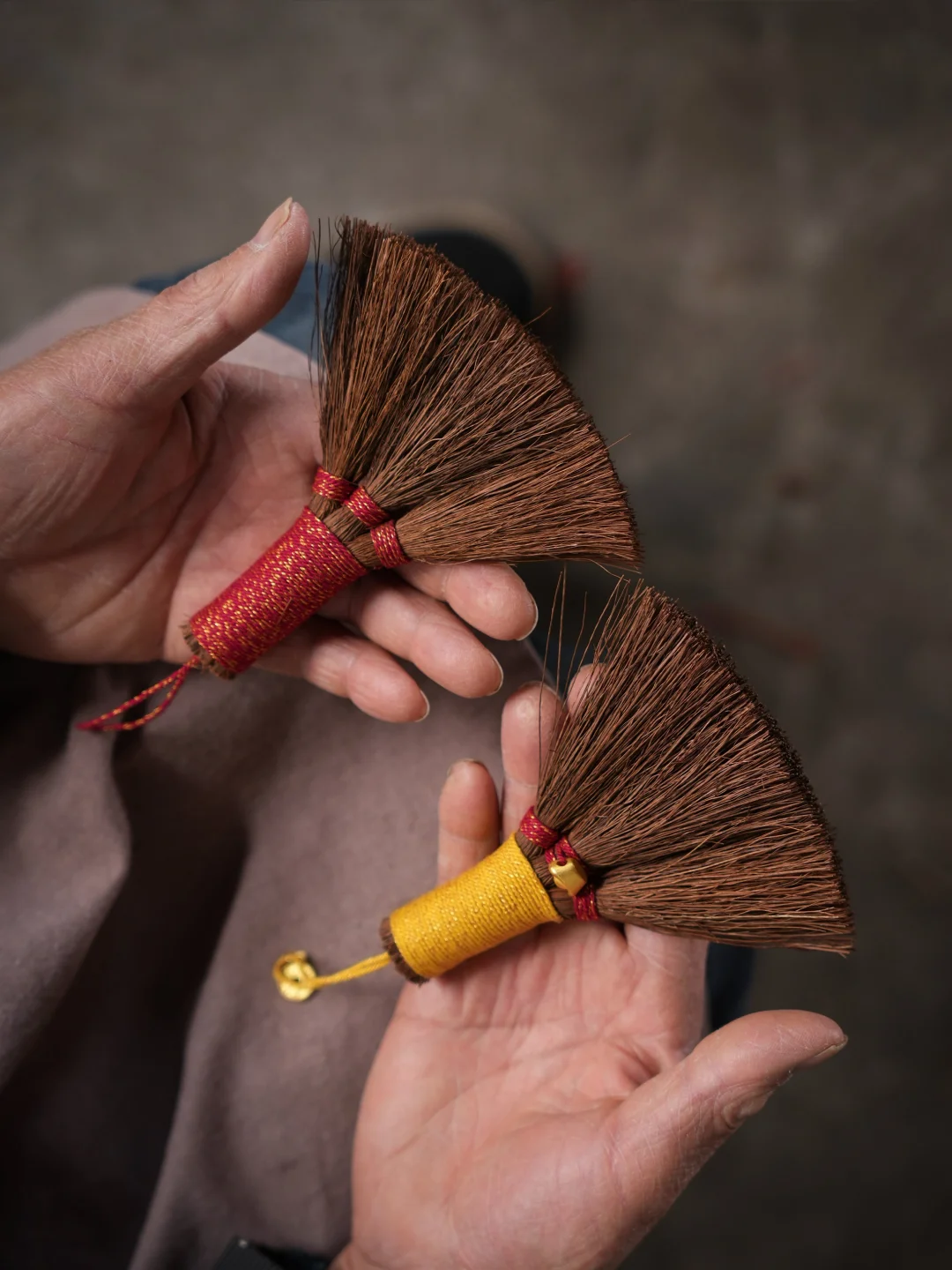 大年三十，我准备送扫把....