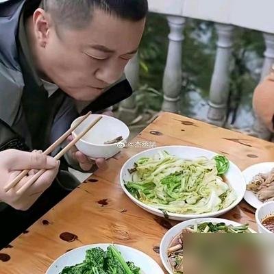 王菲去音乐节被镜头扫到，第一反应是低头。
台上是大女儿窦靖童在唱，台下她一身旧衣晃荡，边上坐着李嫣。没有保镖开道，也没涂大红唇，甚至被镜头扫到时还微微皱了下眉。
而另一边，前夫还在直播间里拱手作揖、卖力喊话，身上依然背着扯不清的账单与大男子包袱。一个还在拼命向外界证明自己没倒下，另一个早就把“体