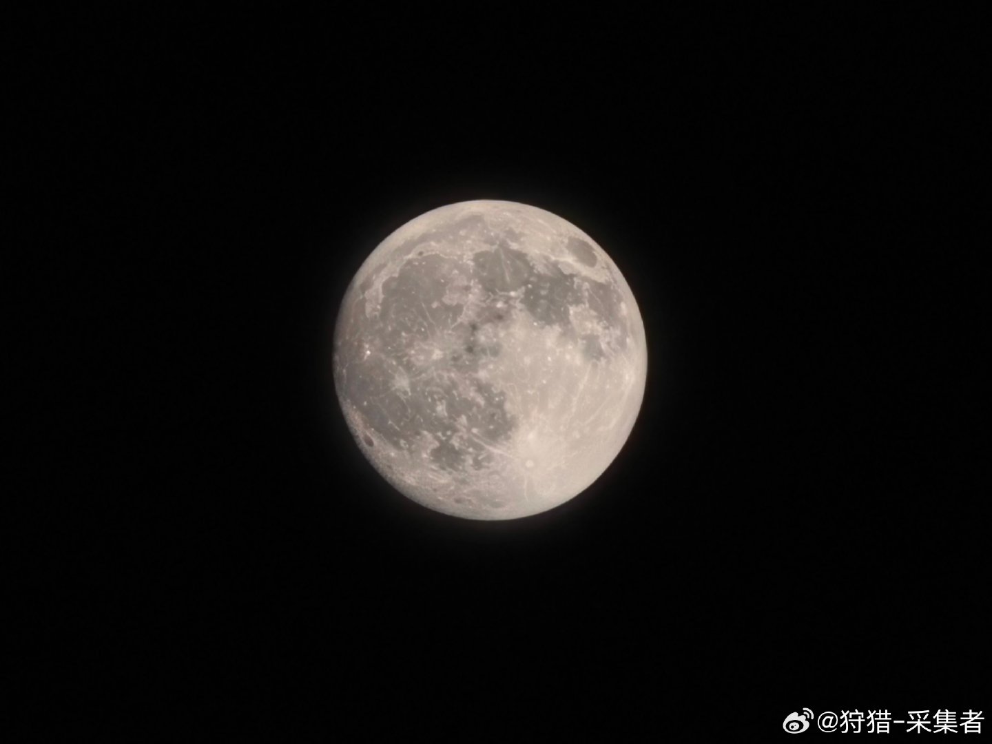 中秋快乐！这是我拍的最美的月亮了，华为的望月模式nb。 ​