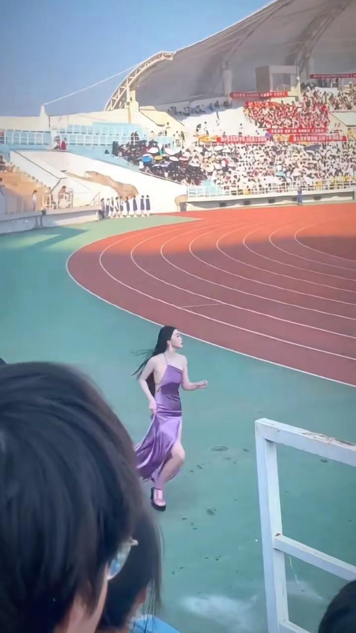 “学姐参加运动会迟到短短几秒却跑进了全校男孩心理大学四年”