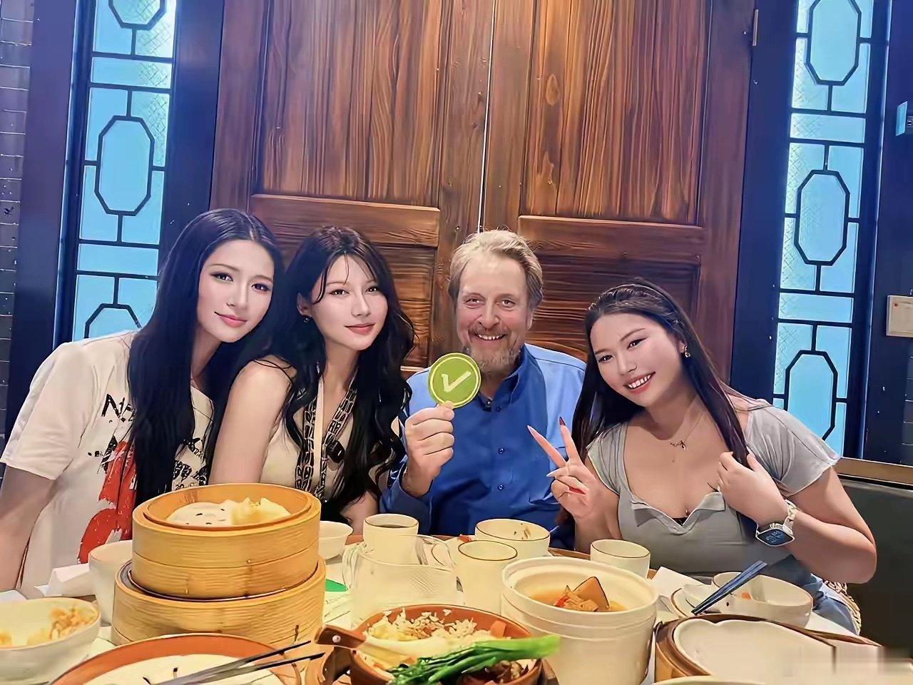 马斯克的爸爸埃罗尔·马斯克在中国，看来玩得不亦乐乎。顶着马斯克这个姓，确实到处都很有名。 ​