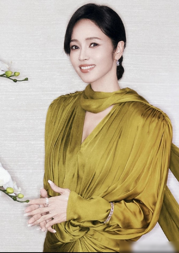 谁能想到，侯佩岑竟然在央视舞台彻底杀疯了。
2026年央视秋晚，她跟鲁健、任鲁豫等名嘴同台，气场完全没输。
跟鲁健聊起21年前的首次合作，情怀直接拉满。不仅普通话标准得听不出一点口音，双语控场更是自然丝滑。
她甚至还在台上聊起了台湾烤肉、吃柚子，顺带一句闽南语祝福，硬是把高规格晚会拉回了接地气