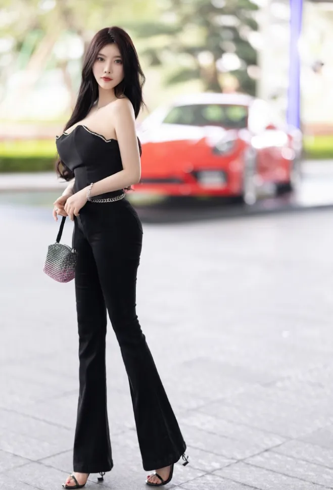 魔鬼身材，天使面孔，长腿美女街拍写真