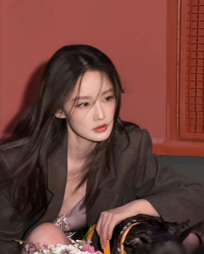 李沁这女人，闷声干大事，行程保密到机场被路人拍才炸出来。
巴黎Miu Miu秀场，粉色绸缎短裙配长款西装，生图直接杀疯。别人抢镜头，她安安静静坐着，反而成了镜头追着跑的那个。
刘冲晒聚餐照，李沁、赵今麦同框，热搜又白捡一条。粉丝早习惯了，这姐不营业则已，一营业就是顶级牌面。
看看存货，《人间有